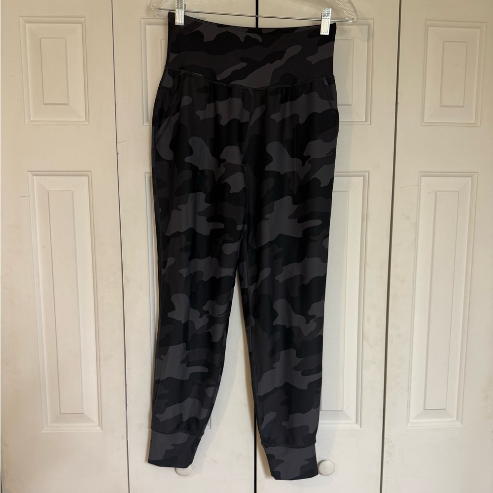Old Navy Women’s Camo Joggers Size Medium